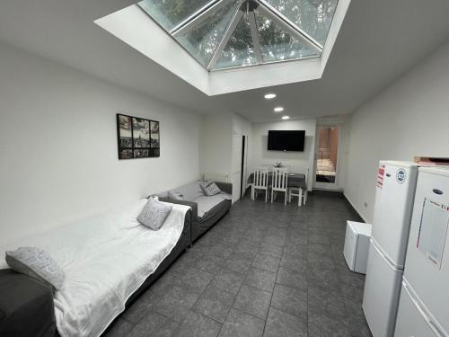 cuina, Spacious studios with free fast WIFI and 50inch SMART TV's next to UOB and 10min drive to the City! near Birmingham Wildlife Conservation Park