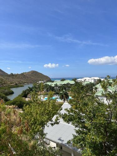 Cottage Cosy Duplex Anse Marcel, Vue mer et marina – khách sạn tại Anse Marcel
