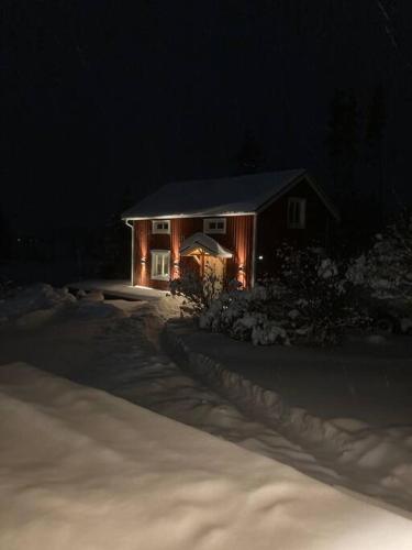 Trevlig stuga/gårdshus med egen parkering