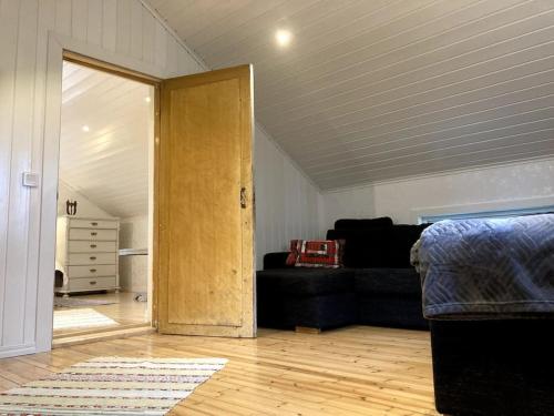 Trevlig stuga/gårdshus med egen parkering