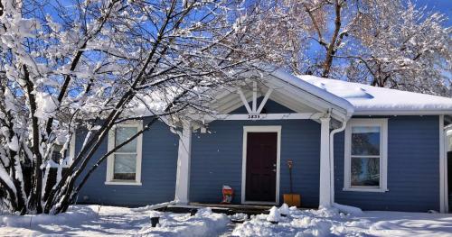 Hot tub, Quiet 3 Bedroom, Close to Downtown, WFH in Wheat Ridge, USA
