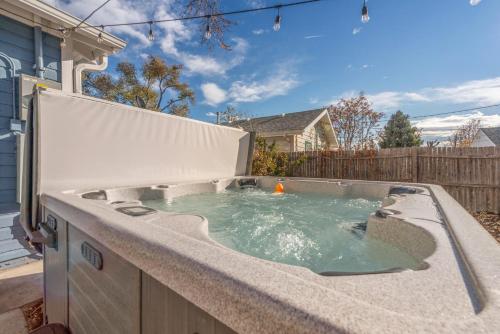 Hot tub, Quiet 3 Bedroom, Close to Downtown, WFH in Wheat Ridge, USA
