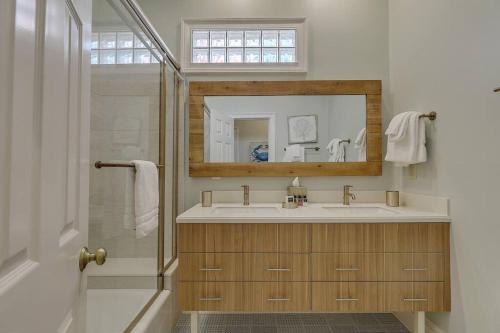 Grand Pavilion 15 - Oceanfront Home! Pool Pass