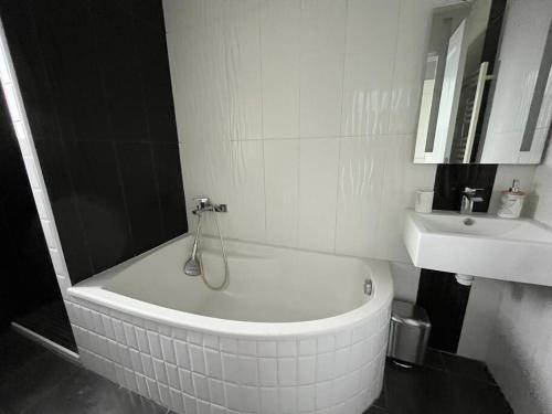 Wasat, Joli appt 3 chambres à Caen (Wasat, Joli appt 3 chambres a Caen) in 拉葛拉斯德都