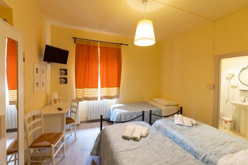 3 twin beds