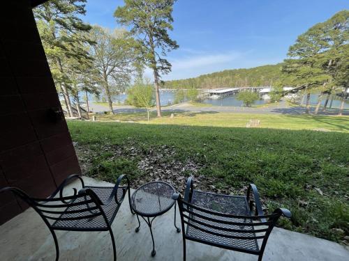 Mountain Harbor Queen Guest Room on Lake Ouachita