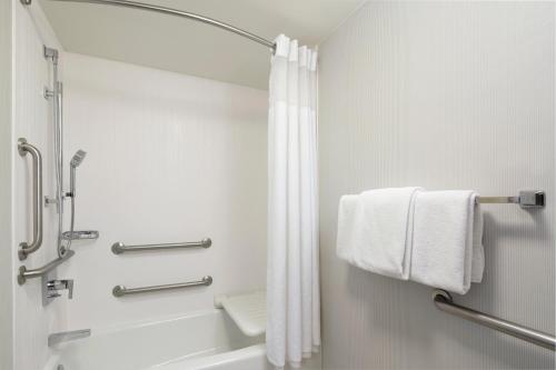 King Room with Sofa Bed and Adapted Tub - Mobility and Hearing Accessible