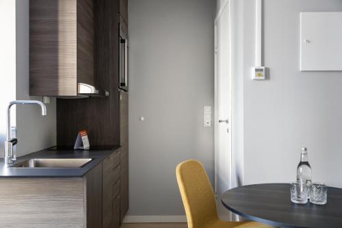 Large Studio with Kitchen image 7