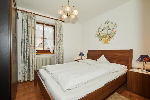 1 queen bed, 1 sofa bed