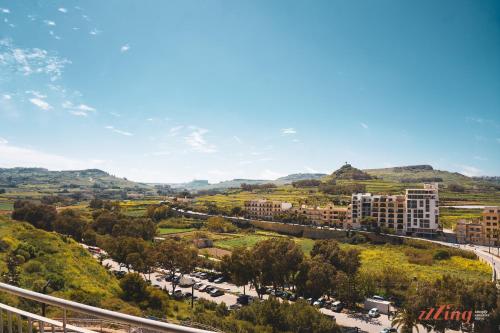 Glamorous Apartment with Panoramic Green Views