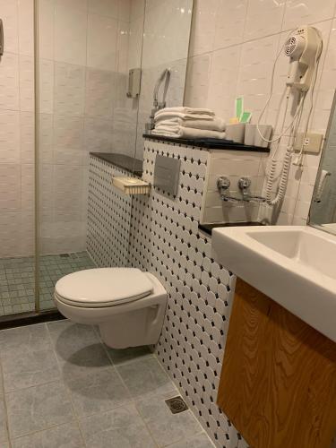 トゥー ドッツ オン ライン B&B16