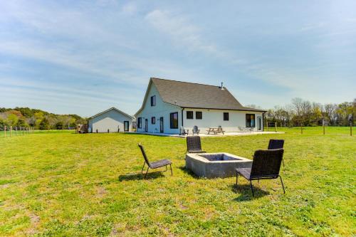 Stunning Chesapeake Bay Farmhouse w/ Dock & Kayaks in Naasavov (VA)