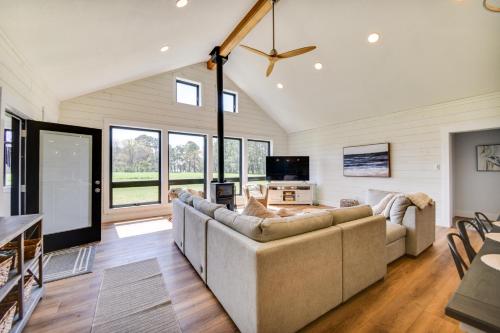 Stunning Chesapeake Bay Farmhouse w/ Dock & Kayaks in Naasavov (VA)