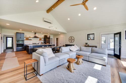 Stunning Chesapeake Bay Farmhouse w/ Dock & Kayaks in Naasavov (VA)