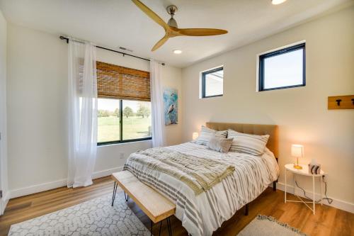 Stunning Chesapeake Bay Farmhouse w/ Dock & Kayaks in Naasavov (VA)