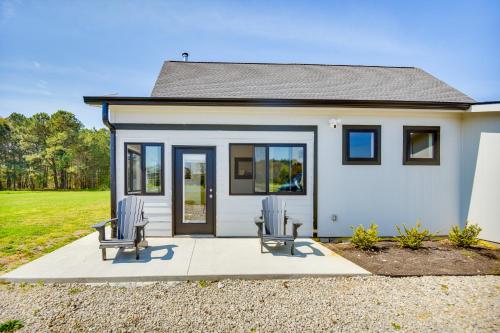 Stunning Chesapeake Bay Farmhouse w/ Dock & Kayaks in Naasavov (VA)