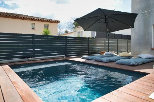 Beautiful villa with pool in the heart of a residential area of Marseille in Les Trois-Lucs