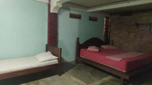 1 double bed, 1 twin bed