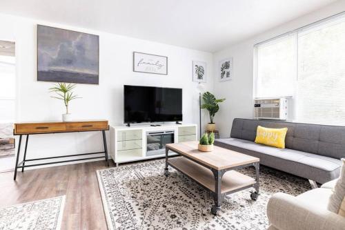 Two Bedrooms near CLE airport 2-4b Georgetown Villas in Fairview Park, USA