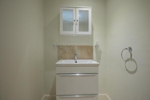 Riverside Central Kingston Flat 1B - main image