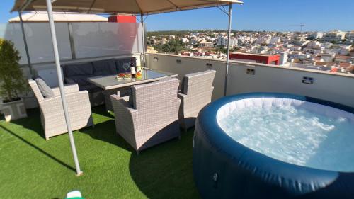 Apartment Beta - 2 Bedrooms, Private Rooftop Patio with Hot Tub, BBQ and View