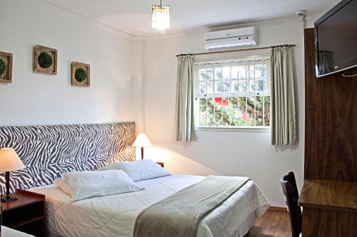 1 queen bed, 1 twin bed