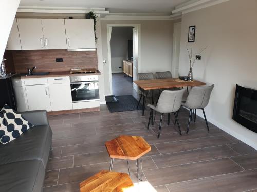 Cocina, Neumühler Hof- stilvolle Ferienwohnung "Lisa", kostenfreie Parkplätze und Netflix (Neumuhler Hof- stilvolle Ferienwohnung "Lisa", kostenfreie Parkplatze und Netflix) in Krebs-forden