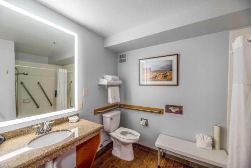 King Room with Roll in shower and Whirlpool Bath- Accessible/Non-Smoking
