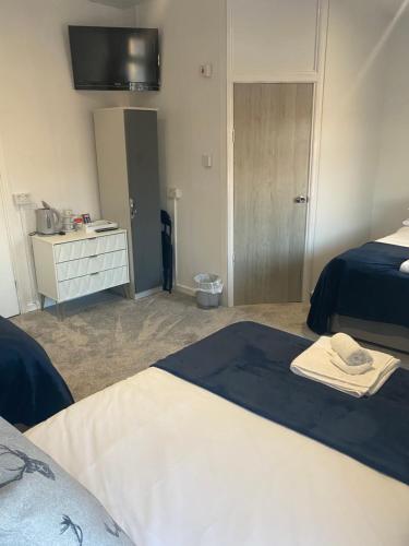 2 double beds, 1 twin bed