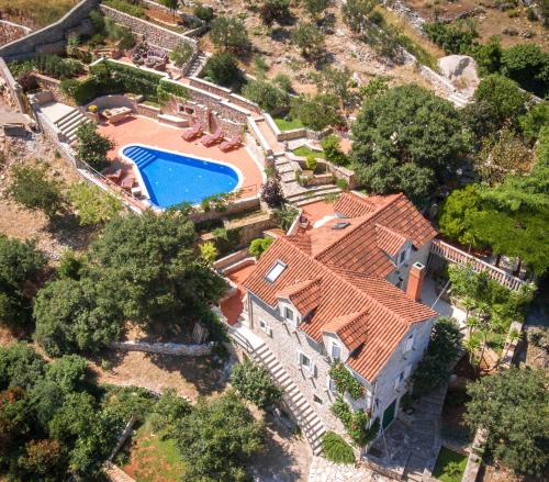 "Villa Kostela"-Villa in nature with 4 bedrooms, 2 bathrooms and 2 kitchens