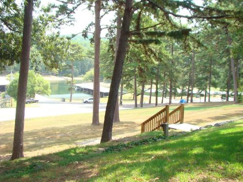 GR5 - Mountain Harbor Queen Guest Room on Lake Ouachita, Mount Ida
