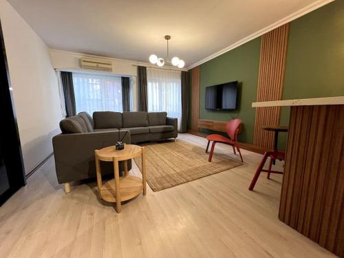 Cozy 2BR Renovated Apartment 1 Min to Metro