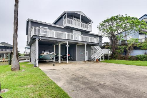 Freeport Vacation Rental about 1 Mi to Surfside Beach!