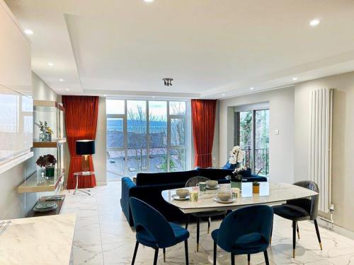 Modern Luxurious Apartment w/ Patio Balcony & View