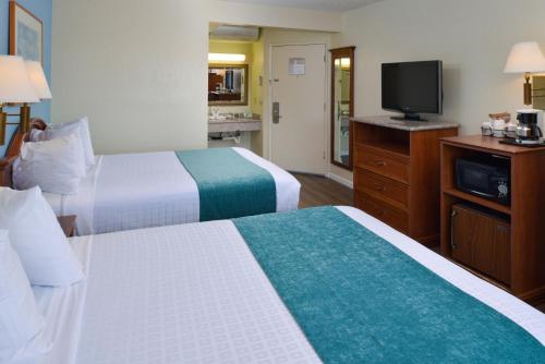 Edgewater Inn and Suites - image 12