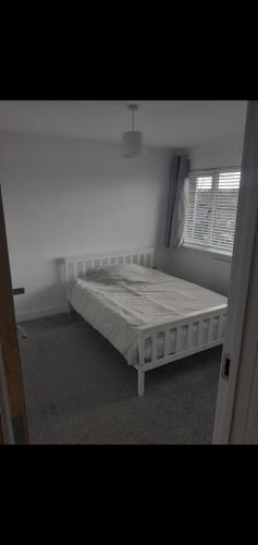 Short and Long Night Stay - very close to Gatwick and City Centre - Private Airport Holiday Parking - Early Late Check-ins