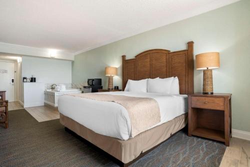 King Room with Spa Bath and Gulf View - Non-Smoking