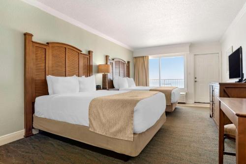 Queen Room with Two Queen Beds and Kitchenette/Gulf View - Non-Smoking