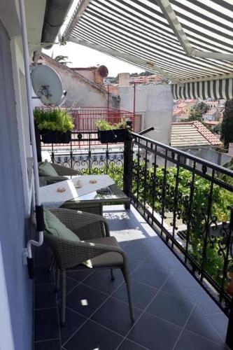One-Bedroom Apartment with Balcony and Sea View image 2