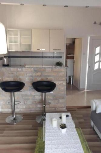 One-Bedroom Apartment with Balcony and Sea View image 3