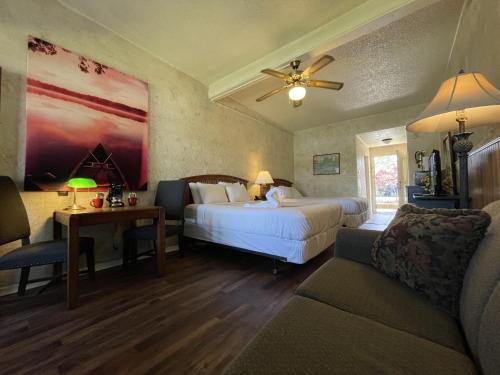 GR12 - Mountain Harbor King Guest Room on Lake Ouachita, Mount Ida
