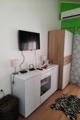 Studio with Balcony image 7