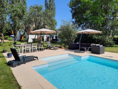 Maisons de vacances Authentic Holiday Home in Burgundy with Large Swimming Pool