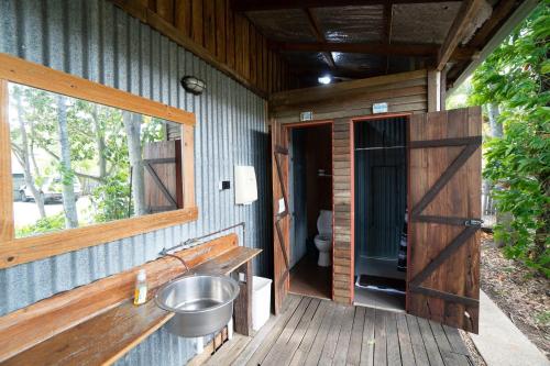 ห้องน้ำ, วูลเชด อีโคลอดจ์ (Woolshed Eco Lodge) in อ่าวเฮอร์วี่
