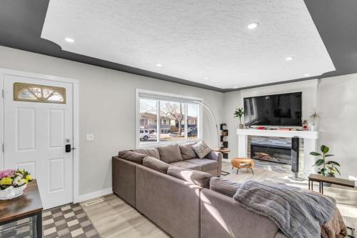 Stylish 3 Bedroom - Close to Downtown & Airport!