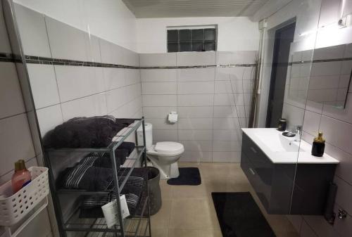 Zuhanyzó, Bas de villa in Le Lamentin
