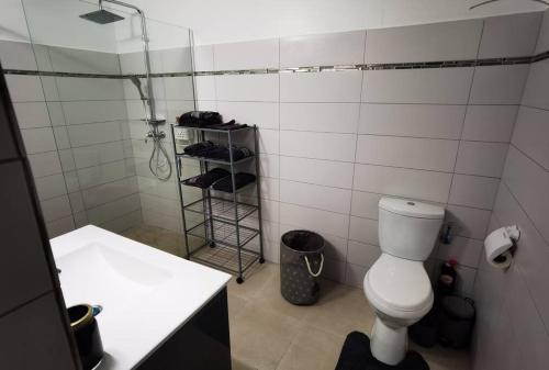 Zuhanyzó, Bas de villa in Le Lamentin