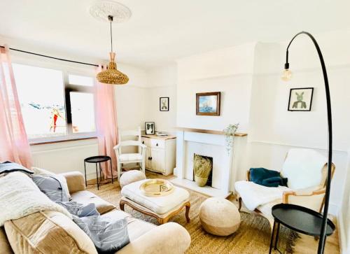 * Fisherman’s Cottage * with river views (dog friendly!) 4