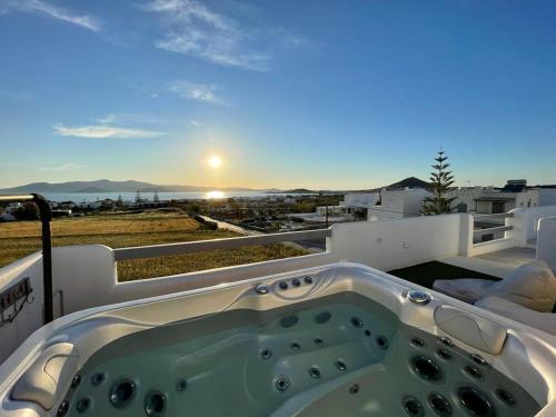 The Nine Graces - Beach Apartment Clea, hot tub and sea views – khách sạn tại Agia Anna