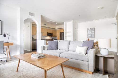 Hollywood 2BR w Gym Pool nr Chinese Theater LAX-230